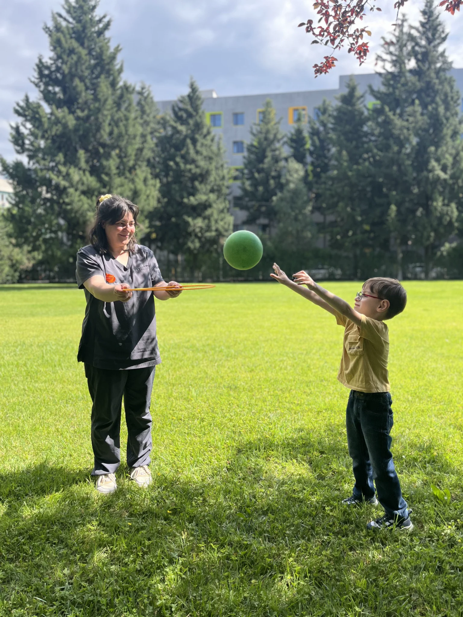 ბავშვი და სპეციალისტი მოძრაობით აქტივობაში ბუნებაში